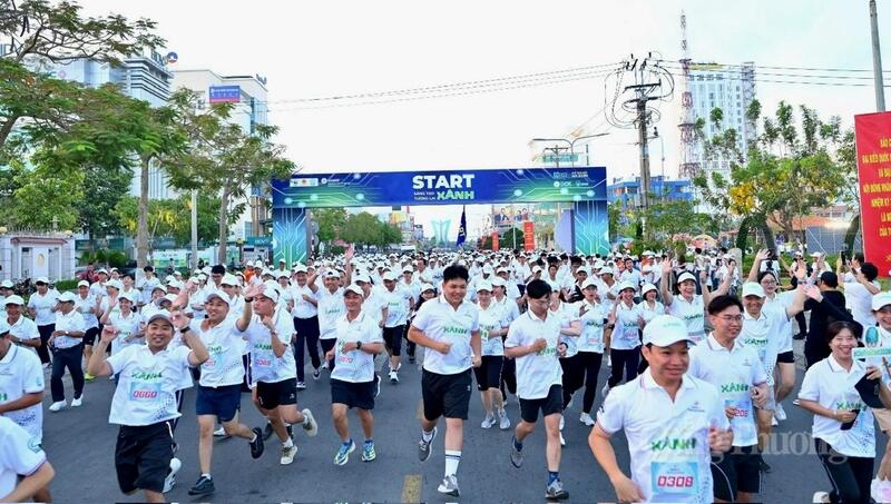Hơn 800 vận động viên tham gia trong không khí sôi nổi, hào hứng.