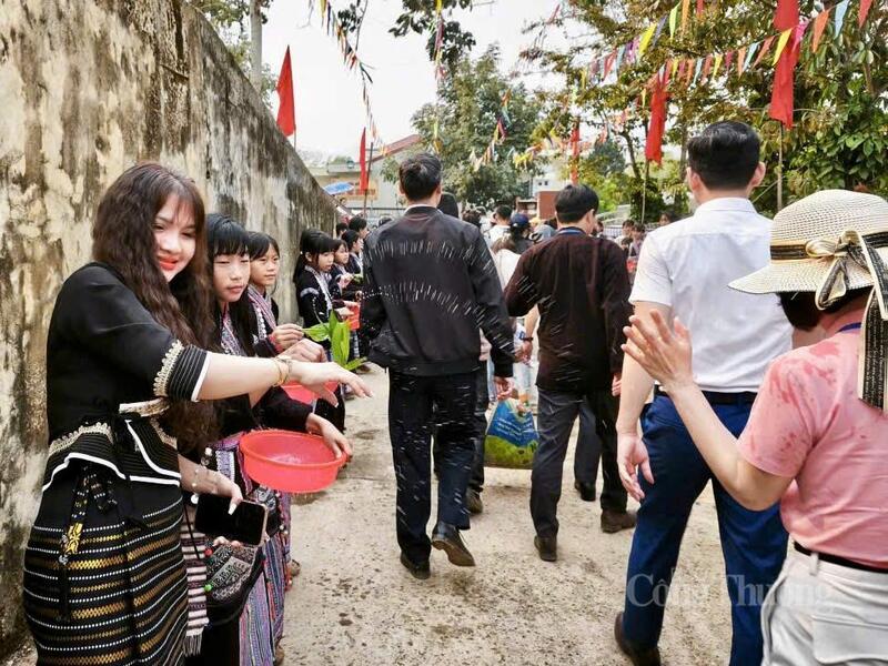 Bà con dân tộc Lào và du khách nô nức trong lễ hội độc đáo này.