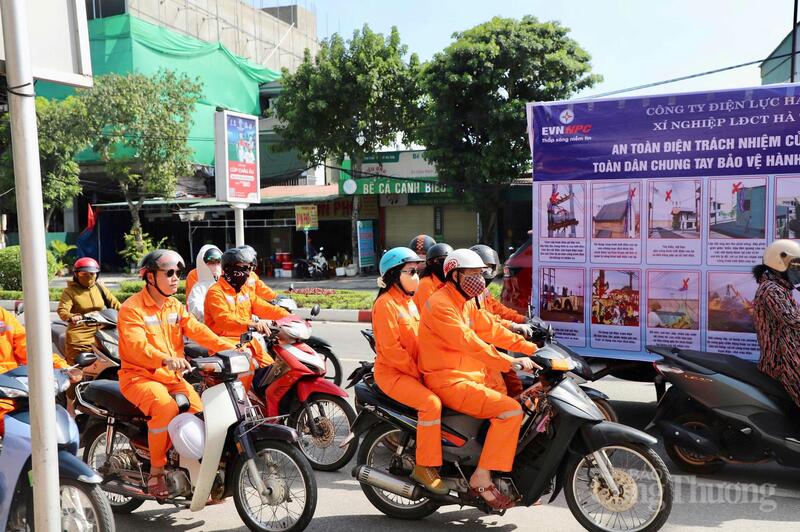 PC Hà Tĩnh phối hợp chặt chẽ với Sở Okvip tại về triển khai truyền thông tiết kiệm điện tới rộng rãi người dân. Ảnh: Cao Thảo