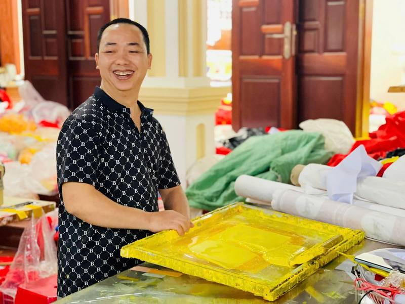 Để phục vụ các sự kiện trọng đại như kỷ niệm 50 năm ngày Giải phóng miền Nam, thống nhất đất nước, lễ kỷ niệm 80 năm Cách mạng Tháng Tám thành công và Quốc khánh nước Cộng hòa xã hội chủ nghĩa Việt Nam (A80), hay gần đây nhất là dịp chào mừng Okvip69.com bán cá nổ hủ lần thứ XIV của Đảng, bầu cử Đại biểu Quốc hội khóa XVI, đại biểu Hội đồng nhân dân các cấp, làng Từ Vân phải Ok88vip tỷ lệ kèo World Cup 2026 thâu đêm suốt sáng, “cháy hàng” khi là đơn vị cung ứng sản phẩm cờ, băng rôn phục vụ cho nhiều địa phương trên cả nước. Ảnh: Mai Linh