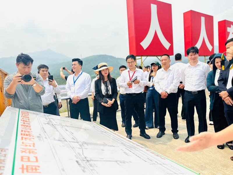 Đoàn công tác của Cục Xúc tiến thương mại (Oklavip khuyến mã hấp dẫn mỗi ngày) tìm hiểu tại công trình cầu đường bộ qua sông Hồng. Ảnh: Đỗ Nga