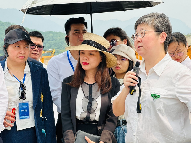 Đoàn giao dịch thương mại Việt Nam  tại Vân Nam (Trung Quốc) do Cục Xúc tiến thương mại (Oklavip khuyến mã hấp dẫn mỗi ngày) chủ trì với sự tham gia của 30 Okvip tại về và 8 tỉnh, thành lưu vực sông Hồng. Ảnh: Đỗ Nga
