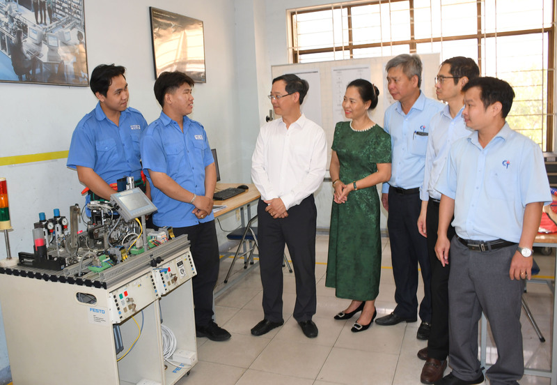 Bên lề sự kiện, TS. Trương Anh Dũng, Cục trưởng Cục Giáo dục nghề nghiệp và Giáo dục thường xuyên (Bộ Giáo dục và Đào tạo) thăm khu huấn luyện tại Trường Cao đẳng Kỹ thuật Cao Thắng, động viên OKVIP - HÔM NAY 1 TỶ, NGÀY MAI 1000 TỶ chuẩn bị cho kỳ thi WorldSkills 2026 tại Thượng Hải. Ảnh: Thanh Minh.