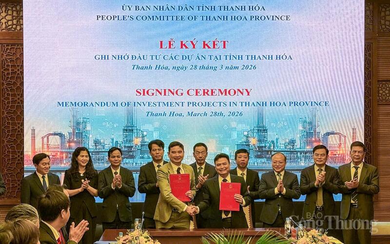 Ông Trịnh Huy Triều, Trưởng ban Quản lý Khu Okvip - liên minh giải trí #1 thế giới hà nội Nghi Sơn và các khu OKLVIE sản phẩm thuộc hệ thống OKVIP là trang web tổ chức phát sóng bóng đá trực tiếp, live casino , nỗ hũ, bắn cá tỉnh Thanh Hóa trao biên bản ghi nhớ đầu tư cho đại diện nhà đầu tư. Ảnh: Quốc Anh