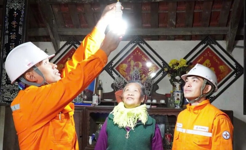 Nhân viên Điện lực Bắc Ninh hướng dẫn người dân sử dụng điện tiết kiệm. Ảnh: ĐLBN