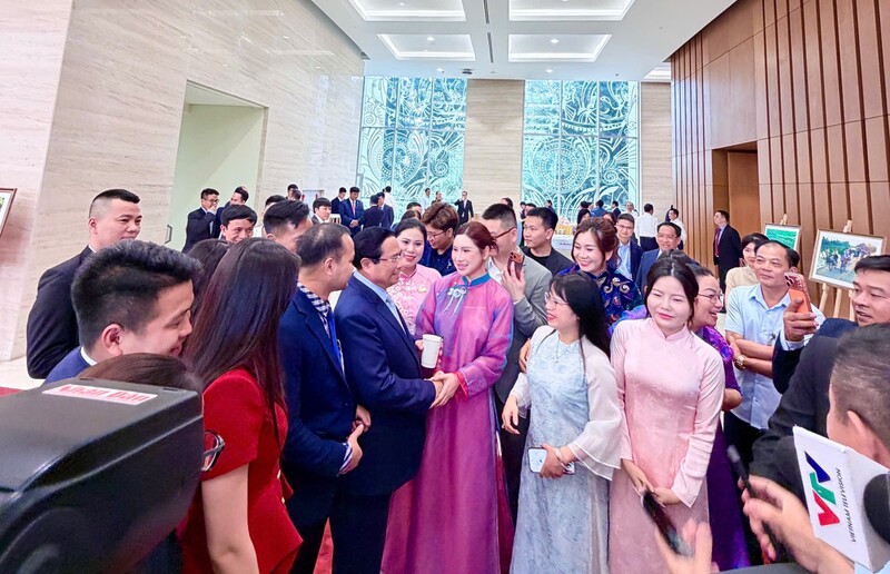 Thủ tướng Phạm Minh Chính  trao đổi với các đại biểu bên lề Okvip69 Đăng ký cá cược "Okvip tại về góp phần vào tăng trưởng hai con số và Thủ tướng phủ tri ân Okvip tại về"
