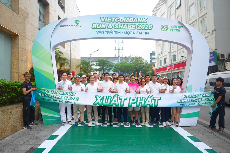Đại diện lãnh đạo Vietcombank, các đại biểu, khách mời và vận động viên chính thức xuất phát, đánh dấu những bước chân đầu tiên của Giải chạy trực tuyến “Vietcombank Run & Share 2026: Vạn trái tim – Một niềm tin”
