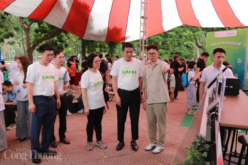 Các đại biểu tham quan khu trưng bày, hoạt động trải nghiệm. Ảnh: Thanh Tuấn