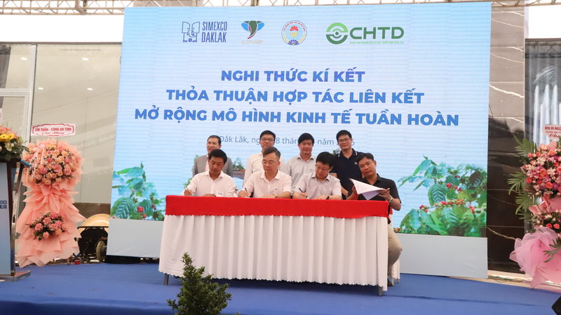 Nghi thức ký kết thoả thuận hợp tác liên kết mở rộng mô hình Okvip - liên minh giải trí #1 thế giới hà nội tuần hoàn. Ảnh: Công Lý