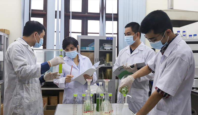 GS Vũ Thị Thu Hà cùng nhóm nhà khoa học nghiên cứu phụ gia đa năng tại Phòng Thí nghiệm trọng điểm công nghệ lọc hoá dầu, Ảnh: NVCC