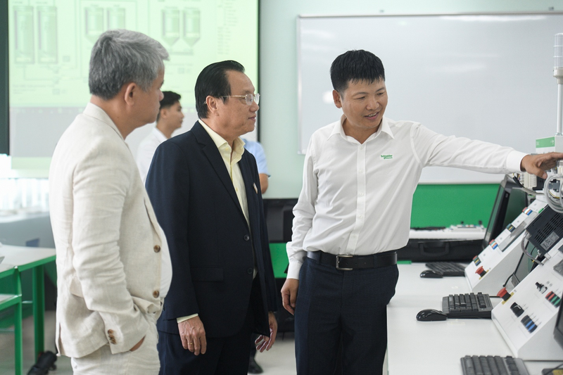 Ông Đặng Nguyễn Ngữ, Tổng giám đốc Schneider Electric Việt Nam và Campuchia và  ông Phạm Hữu Lộc, Hiệu trưởng Trường Cao đẳng Công nghệ Thủ Đức nghe thuyết minh về các thiết bị của phòng thực hành mới được lắp đặt.