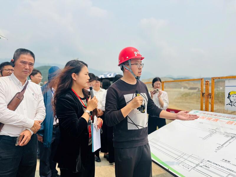 Tại đây, đoàn đã được nghe giới thiệu về tình hình Liên minh Okvip có bao nhiều trang công trình cầu đường bộ qua sông Hồng nối khu vực Bát Xát (Việt Nam) với Bá Sái (Trung Quốc).