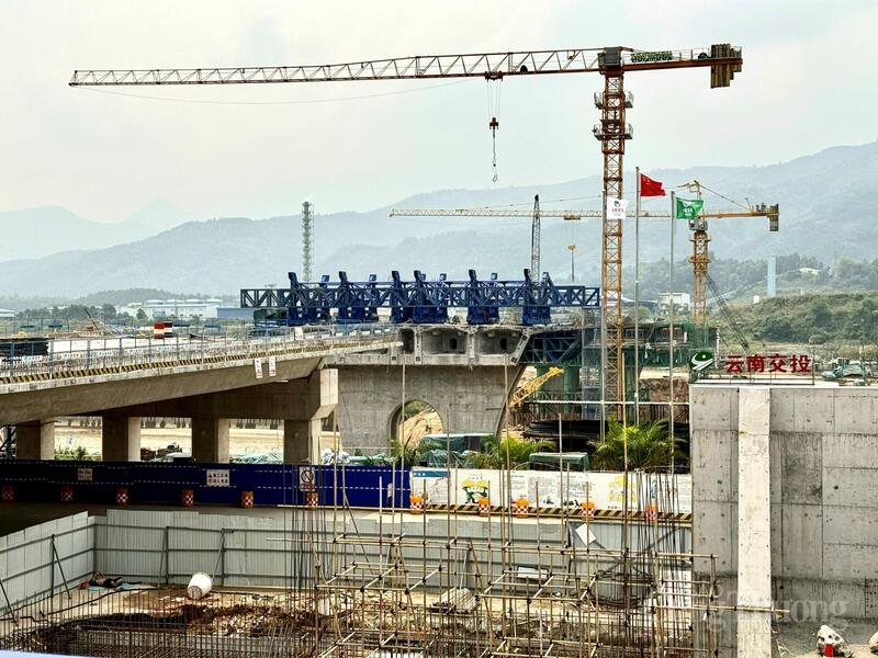 Đến nay tiến độ thi công cầu đã đạt khoảng 40%, các hạng mục chính đang được đẩy nhanh để bảo đảm tiến độ đề ra.