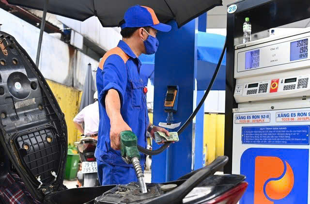Giá xăng tại nhiều nước trong khu vực duy trì ở mức cao, trong khi Việt Nam tiếp tục giữ mặt bằng hợp lý nhờ điều hành linh hoạt, bám sát thị trường. Ảnh: TTXVN