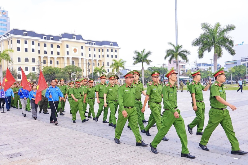 Các lực lượng tổng lực ra quân lập lại trật tự trước tình trạng lấn chiếm vỉa hè, lòng đường để kinh doanh, đặt chậu cây, biển quảng cáo, rao vặt… gây mất mỹ quan đô thị. Ảnh: Diễm Phúc
