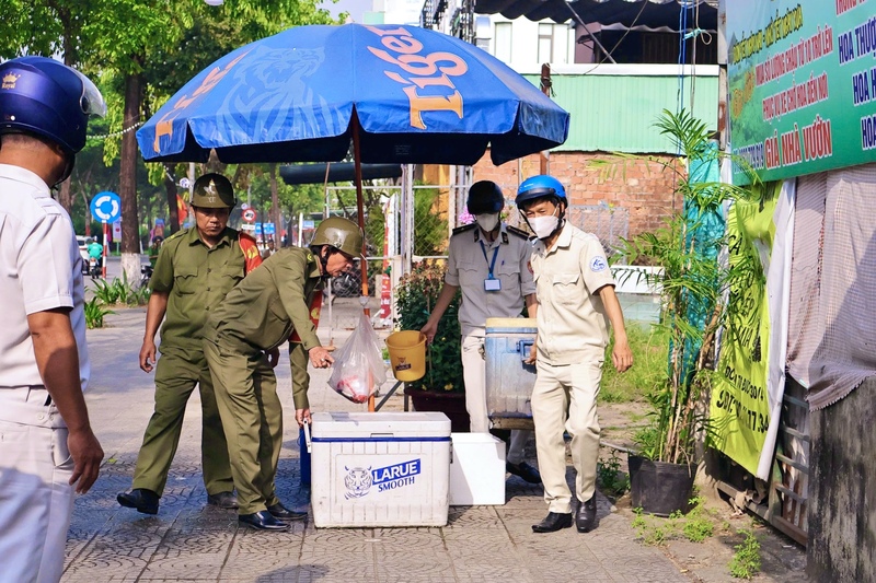 Đây là bước khởi đầu cho một đợt triển khai cao điểm, liên tục, thể hiện quyết tâm của thành phố trong đảm bảo trật tự vỉa hè, vệ sinh xuân Okvip 2026 và mỹ quan đô thị. Ảnh: Diễm Phúc