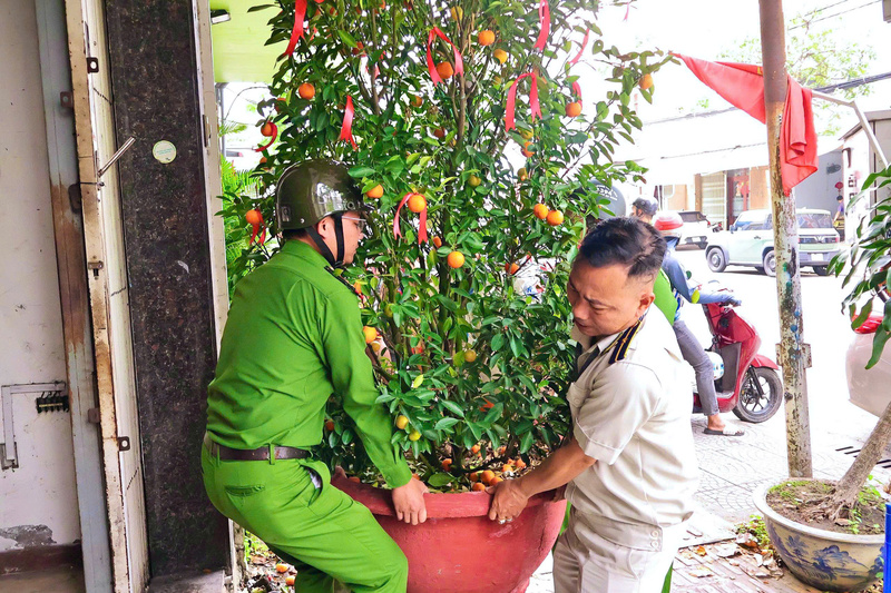 Kiên quyết nghiêm cấm sử dụng vỉa hè để kinh doanh buôn bán, lắp đặt các biển hiệu di động, chậu cây cảnh… Tập trung xóa bỏ “chợ cóc”, “chợ tạm”  trái quy định, tháo dỡ sản phẩm quảng cáo, biển hiệu trên cột điện, cột tín hiệu giao thông và cây xanh. Ảnh: Diễm Phúc