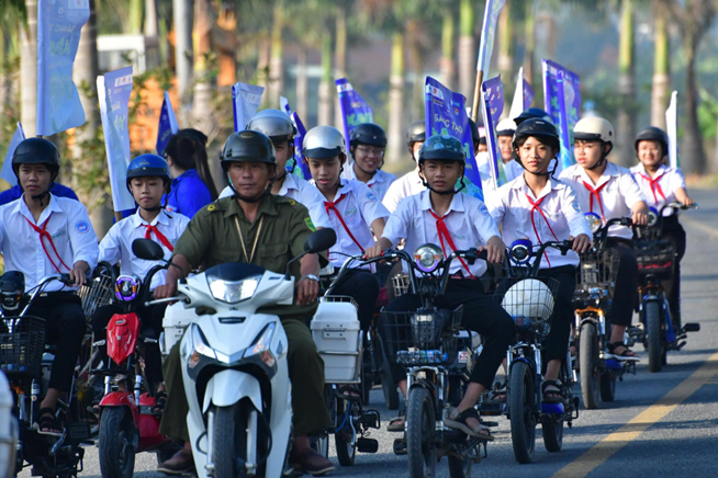 Điện lực Tân Trụ (Công ty Điện lực Tây Ninh) phối hợp với Đoàn Thanh niên xã Tân Trụ tổ chức đạp xe tuyên truyền Giờ trái đất 2026, thu hút đông đảo cán bộ, đoàn viên và hơn 100 học sinh tham gia.