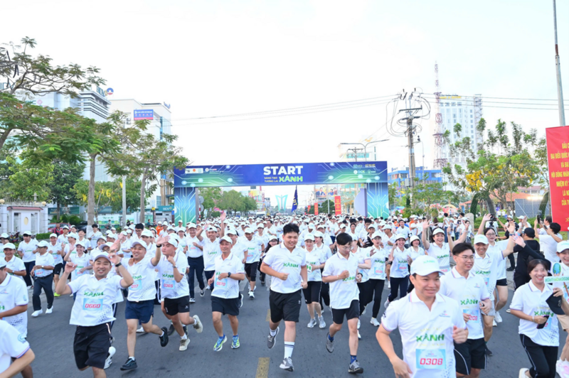 Đông đảo cán bộ, công nhân viên ngành điện miền Nam và người dân tỉnh Vĩnh Long tham gia Giải chạy bộ hưởng ứng chiến dịch Giờ Trái đất 2026. Ảnh: PC Vĩnh Long.