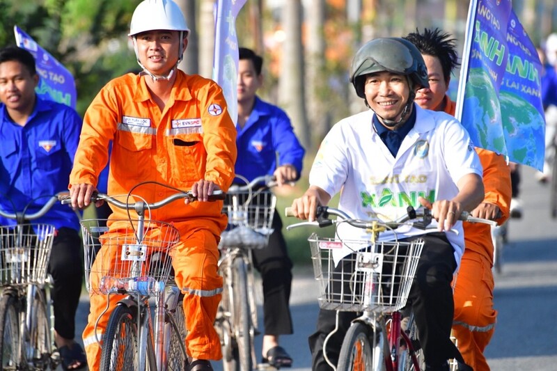 Nhân viên Điện lực Tân Trụ (Công ty Điện lực Tây Ninh) đạp xe lan toả thông điệp “Sáng tạo xanh - Tương lai xanh”, hưởng ứng Chiến dịch Giờ trái đất 2026. Ảnh: PC Tây Ninh.