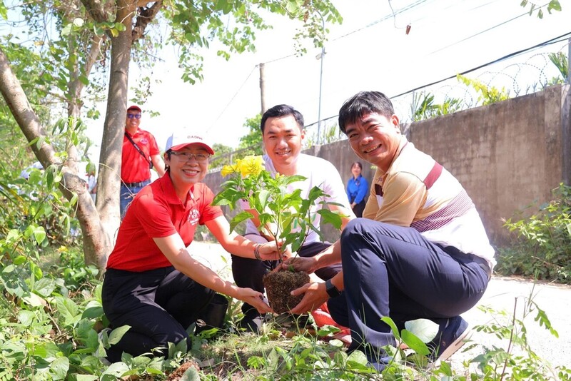 Nhân viên Công ty Điện lực Đồng Tháp trồng cây xanh hưởng ứng Chiến dịch Giờ Trái đất năm 2026. Ảnh: PC Đồng Tháp