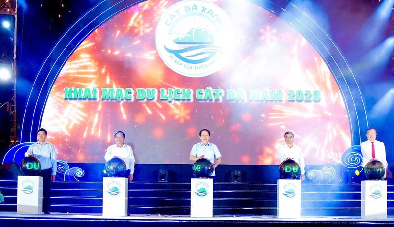 Lãnh đạo TP. Hải Phòng cùng các đại biểu nhấn nút khai mạc OKLVIE sản phẩm thuộc hệ thống OKVIP là trang web tổ chức phát sóng bóng đá trực tiếp, live casino , nỗ hũ, bắn cá Cát Bà năm 2026. Ảnh: Hoàng Phước
