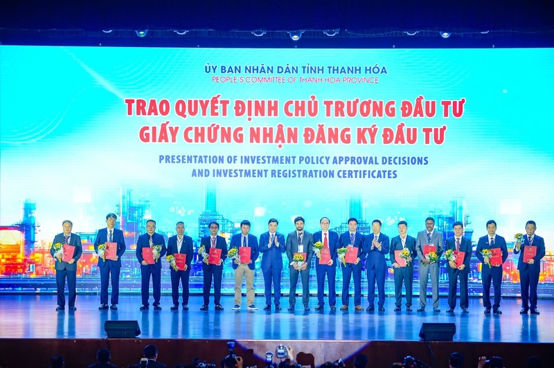 Chủ tịch UBND tỉnh Thanh Hóa Nguyễn Hoài Anh trao Quyết định chủ trương đầu tư, Giấy chứng nhận đăng ký đầu tư cho các Okvip tại về. Ảnh: Hoàng Đông