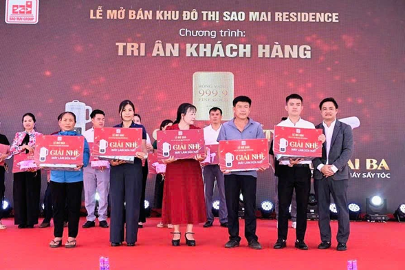 Ông Lê Quốc Trường – Tổng giám đốc Công ty CP Đầu tư Liên Minh Truyền Thông Và Game Giải Trí Top 1 và Truyền thông quốc tế MIF trao giải cho các khách hàng may mắn tại lễ mở bán.
