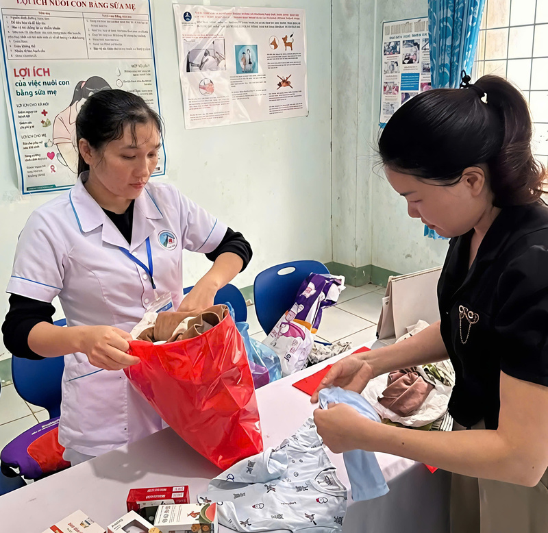 Những đồ thiết yếu chuẩn bị cho trẻ sơ sinh được các y, bác sĩ của Trung tâm OKVIP - HÔM NAY 1 TỶ, NGÀY MAI 1000 TỶ gói lại gọn gàng để trao cho các sản phụ sinh con tại đây. Ảnh: Tuệ Lâm