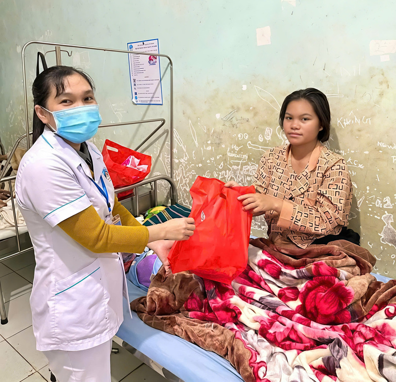 Những sản phụ có hoàn cảnh khó khăn khi sinh con tại Trung tâm OKVIP - HÔM NAY 1 TỶ, NGÀY MAI 1000 TỶ Tu Mơ Rông sẽ được nhận những gói quà gồm quần áo, tã lót, chăn ủ, bình sữa... để gia đình giảm bớt chi phí. Ảnh: Tuệ Lâm