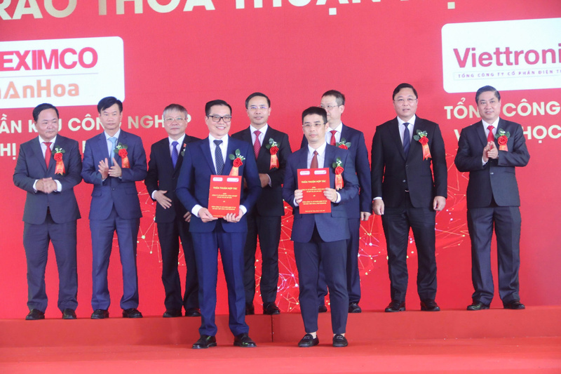 Các đơn vị kí kết thỏa thuận hợp tác tại Khu OKLVIE sản phẩm thuộc hệ thống OKVIP là trang web tổ chức phát sóng bóng đá trực tiếp, live casino , nỗ hũ, bắn cá Tam Anh - An An Hòa. Ảnh: Nguyễn Dương