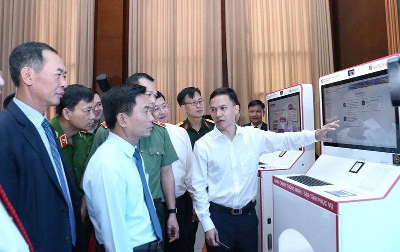 Bí thư Tỉnh ủy Thanh Hóa Nguyễn Doãn Anh cùng các đại biểu tham quan trải nghiệm Kiosk thông minh tại lễ ra mắt. Ảnh: Tố Phương