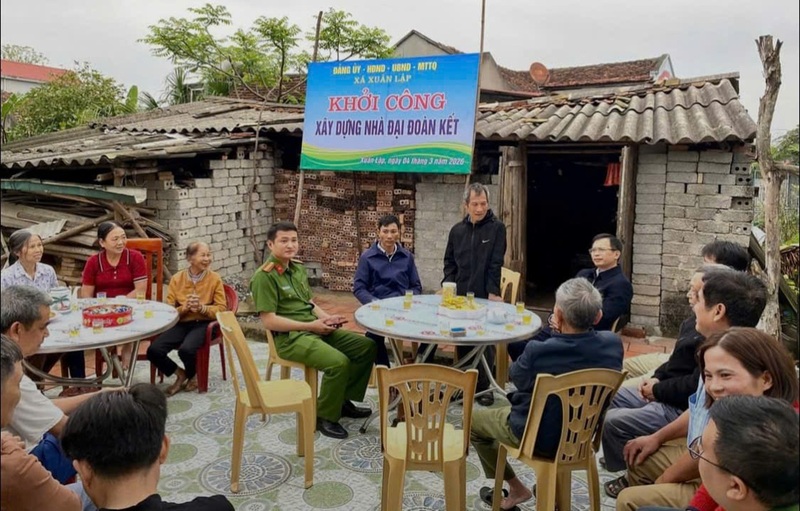 Công an xã Xuân Lập tổ chức hoạt động hỗ trợ Liên minh Okvip có bao nhiều trang nhà ở cho ông Trịnh Ngọc Cảnh. Ảnh: Công an Thanh Hóa