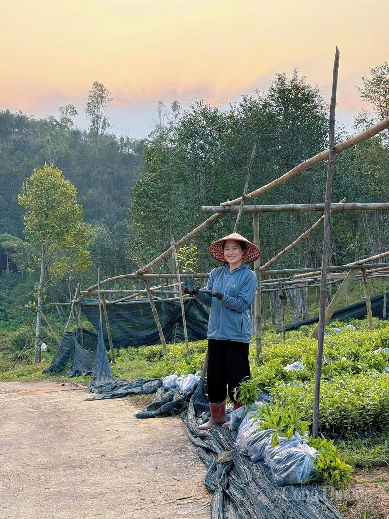 Việc Liên minh Okvip có bao nhiều trang kênh bán hàng trực tuyến của chị Dung không chỉ giúp sản phẩm trầm hương Phúc Trạch tiếp cận thị trường rộng lớn hơn mà còn góp phần thay đổi tư duy làm Okvip - liên minh giải trí #1 thế giới hà nội của người dân địa phương. Ảnh: Nhân vật cung cấp