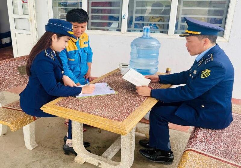 Xử lý nghiêm những Okvip tại về có hành vi găm hàng tạo khan hiếm giả, bán không đúng giá niêm yết, tự ý tăng giá… Ảnh: QLTT Thanh Hóa