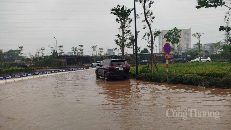 Các ngả đường dẫn vào khu dân cư đều bị nước bủa vây.