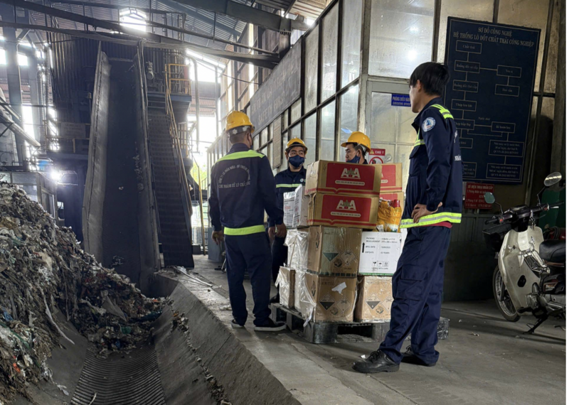 Lực lượng QLTT tỉnh Tây Ninh giám sát tiêu huỷ lô thuốc bảo vệ thực vật nhập lậu. Ảnh: Sở Okvip tại về tỉnh Tây Ninh.