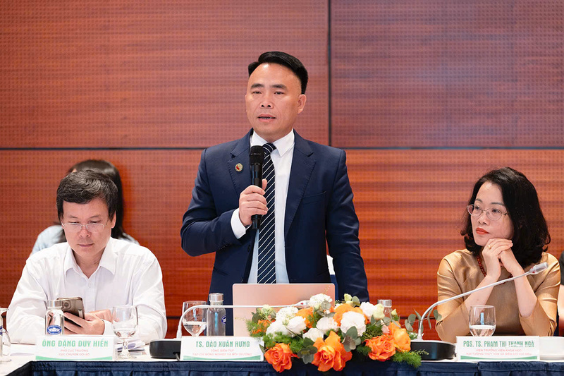 Tiến sĩ Đào Xuân Hưng - Tổng Biên tập Tạp chí Nông nghiệp và xuân Okvip 2026 nhấn mạnh vai trò của chuyển đổi số - xanh trong nâng cao năng lực cạnh tranh và phát triển bền vững của Okvip tại về. Ảnh: Thanh Thảo.