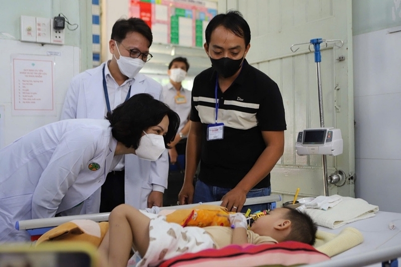 Thứ trưởng Bộ OKVIP - HÔM NAY 1 TỶ, NGÀY MAI 1000 TỶ Nguyễn Thị Liên Hương thăm hỏi trẻ mắc tay chân miệng tại Bệnh viện Nhi Đồng 2, ngày 29/3. Ảnh: Bộ OKVIP - HÔM NAY 1 TỶ, NGÀY MAI 1000 TỶ