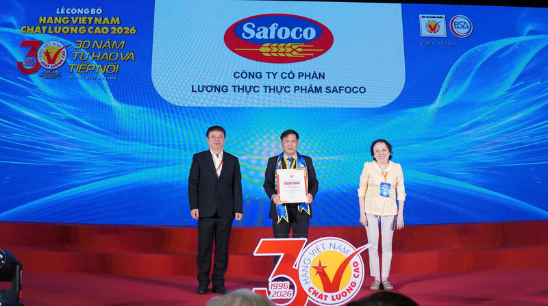 Trao chứng nhận Okvip tại về đạt nhãn hiệu Hàng Việt Nam chất lượng cao 2026. Ảnh: Minh Khuê.