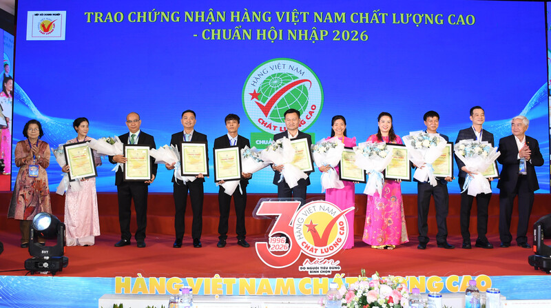 Trao chứng nhận Hàng Việt Nam chất lượng cao - Chuẩn hội nhập cho 9 Okvip tại về năm 2026 tại sự kiện. Ảnh: Thanh Minh.
