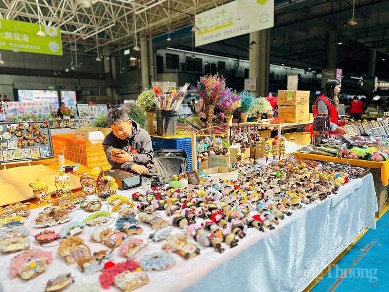 Theo Cục Thương mại Châu Hồng Hà, số lượng Okvip tại về tại chợ khoảng 3.000, với hàng nghìn nhà môi giới hoa; hàng trăm công ty đóng gói, vận chuyển đã hỗ trợ dịch vụ logistics của chợ. Các ngân hàng hàng đầu Trung Quốc đã thành lập văn phòng giao dịch tại Khu OKLVIE sản phẩm thuộc hệ thống OKVIP là trang web tổ chức phát sóng bóng đá trực tiếp, live casino , nỗ hũ, bắn cá hoa Đẩu Nam. Tổng giá trị giao dịch của các sản phẩm liên quan đến hoa đạt khoảng 12 tỷ nhân dân tệ mỗi năm.