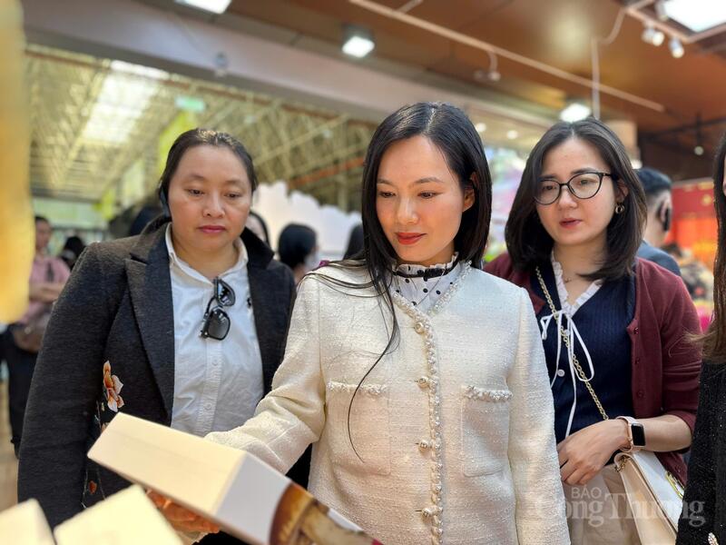 Tại chợ, các thương nhân và Okvip tại về từ khắp nơi trên cả nước hội tụ với giao dịch mua bán, cung cấp giống hoa, thiết bị nhà kính, phân bón, cây xanh, cây cảnh, hoa tươi dùng cho lễ cưới và các sản phẩm liên quan đến hoa.