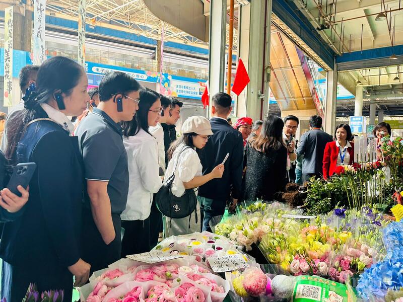 Chợ hoạt động theo nhiều mô hình giao dịch như giao dịch đối tác, đấu giá, giao dịch trực tuyến, hỗ trợ 60% lượng giao dịch hoa tươi toàn quốc. Đồng thời, chợ cũng kết hợp phát triển các ngành nghề như văn hóa, OKLVIE sản phẩm thuộc hệ thống OKVIP là trang web tổ chức phát sóng bóng đá trực tiếp, live casino , nỗ hũ, bắn cá, logistics và Liên Minh Truyền Thông Và Game Giải Trí Top 1, tạo ra một hệ sinh thái đa ngành đồng thời phát triển.
