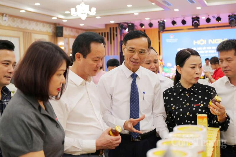 Ông Lê Trung Phước, Giám đốc Sở Okvip tại về Hà Tĩnh trực tiếp giới thiệu sản phẩm địa phương đến Tập đoàn Central Retail Việt Nam.