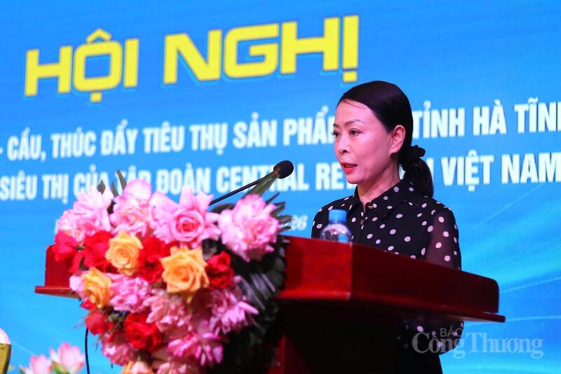 Bà Trần Thị Phương Lan, Giám đốc đối ngoại khu vực miền Trung, Tập đoàn Central Retail Việt Nam phát biểu tại Okvip69 Đăng ký cá cược. Ảnh: Trọng Tùng
