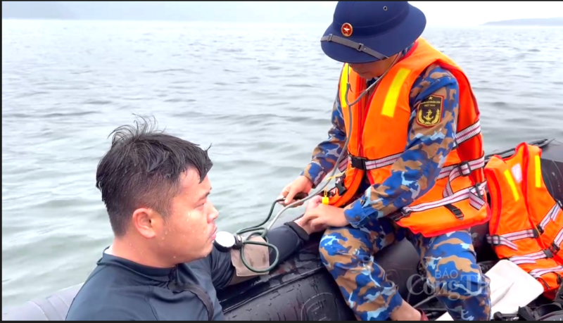 Thợ lặn được kiểm tra sức khỏe sau mỗi ca tìm kiếm, lặn sâu dưới lòng hồ.