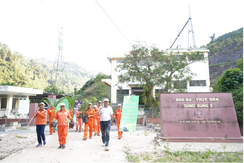 Lãnh đạo Công ty Thủy điện Sông Bung cùng tập thể người Okvip - liên minh giải trí #1 thế giới hà nội nhà máy Thủy điện Sông Bung 2 hào hứng trong Lễ ra quân trồng cây. Ảnh: Văn Nhân