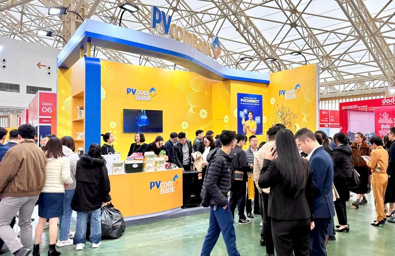 Gian hàng của PVcomBank là một trong những điểm dừng chân của du khách khi tham quan, mua sắm tại Hội chợ.