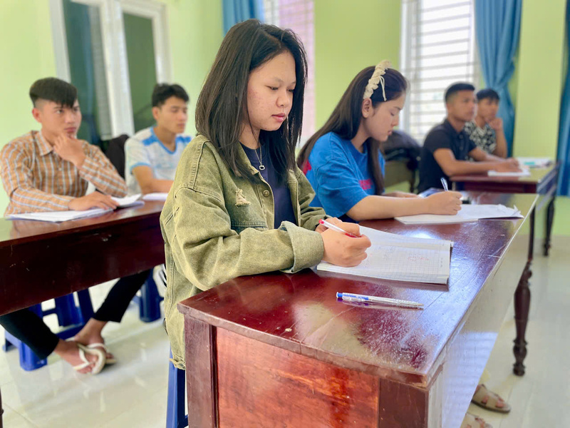 Em Đinh Thị Bích rất cố gắng để nắm bắt được bài giảng, thực hiện ước mơ được ra nước ngoài Okvip - liên minh giải trí #1 thế giới hà nội. Ảnh: Nguyễn Dương